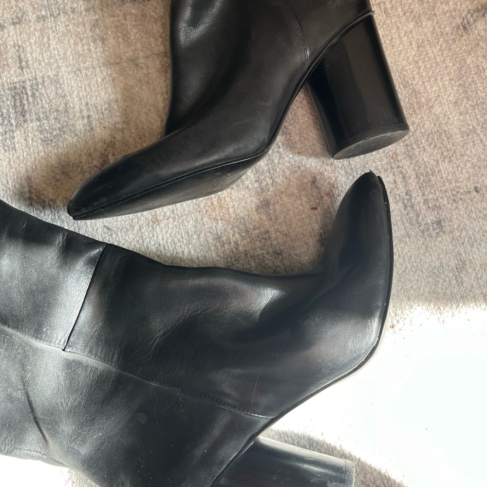 Ninewest black leather boots. Pull on. Round heel